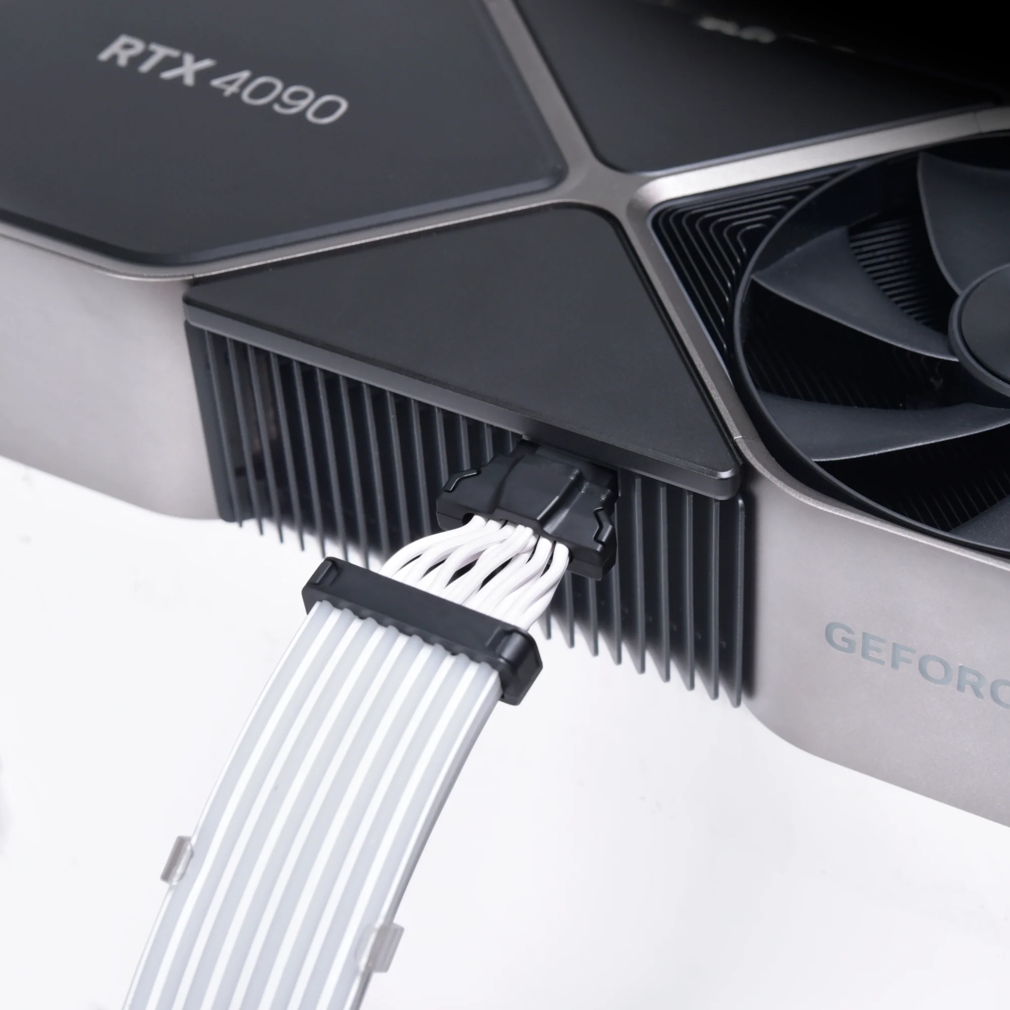 Lian Li Strimer plus V2 16-8 – 12+4-poliger Stecker. 8 Lichtleiter. 16 AWG