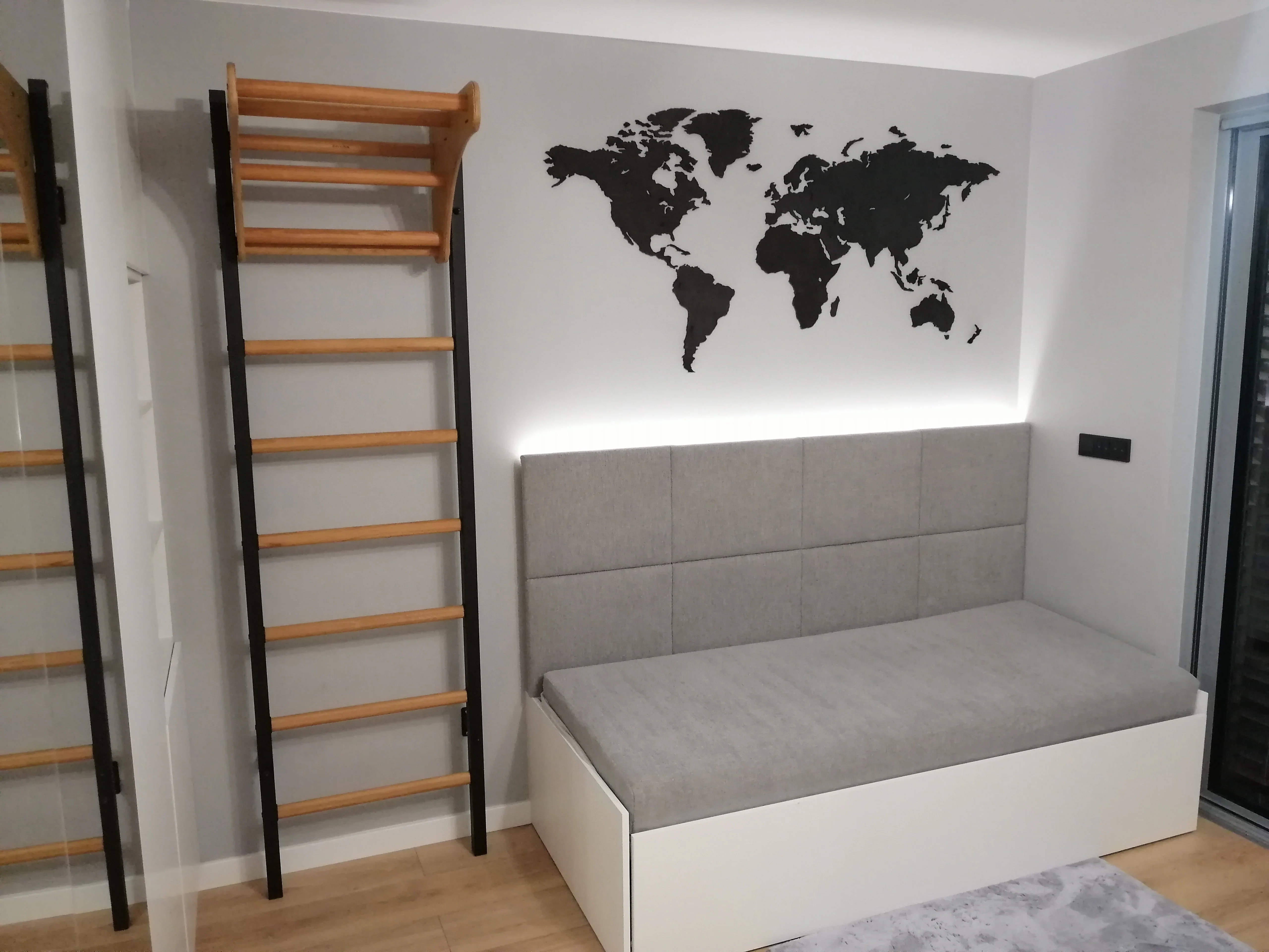 BenchK 211 Black Wall bars with adjustable beech wood pull-up bar